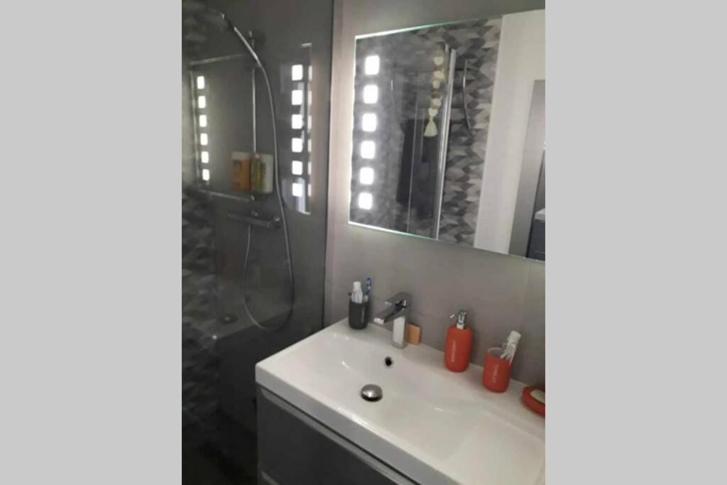 Chaleureux appart 2 pièces entièrement rénové. Apartamento Saint-Laurent-du-Var Exterior foto